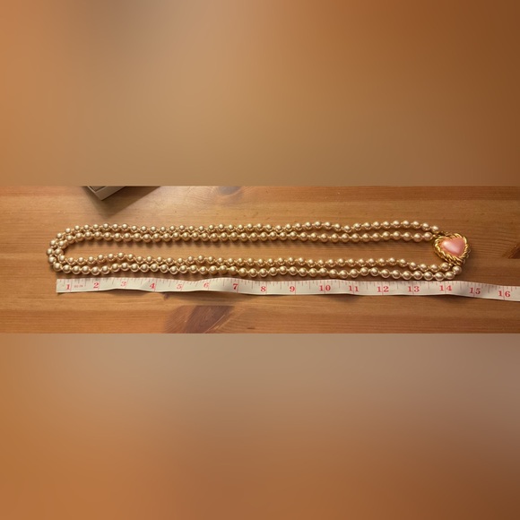 Joan Rivers: Changeable magnetic hearts on a double strand faux pearl necklace. - Picture 7 of 7